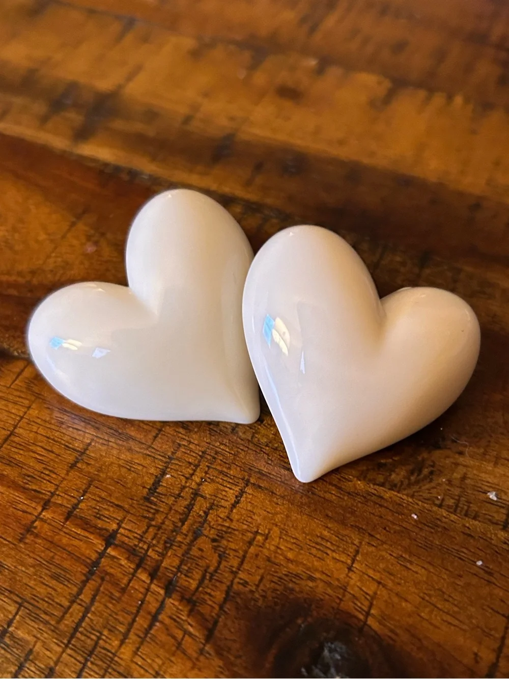 🤍 Cream Heart Acrylic Earrings